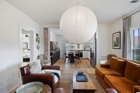 The Farmhouse: Antique Chic Haven near Round Top - Image 2