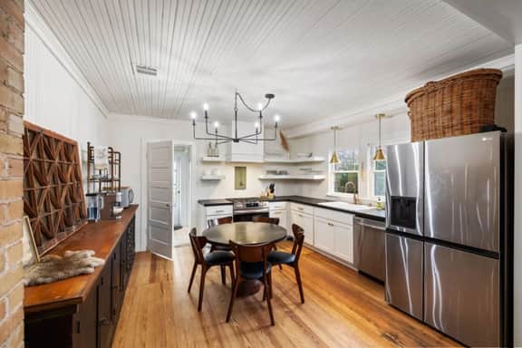 The Farmhouse: Antique Chic Haven near Round Top - Image 4