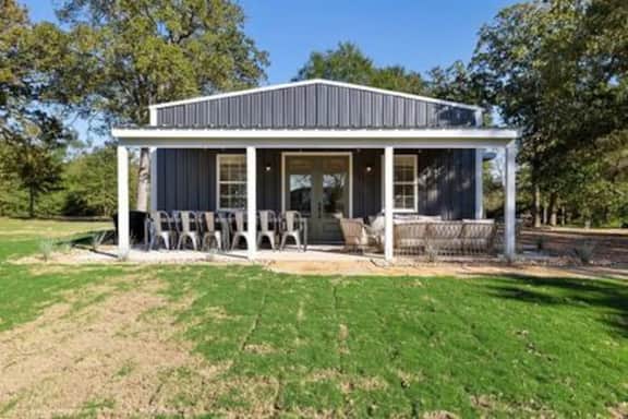 The Bunkhouse at Fable Farm, 15 min to Round Top! - Image 3