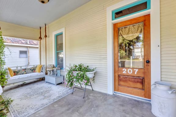 “Henry’s Haus” | Walk to Main | Pet Friendly!