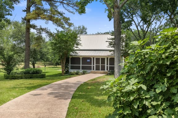 Charming Country Farmhouse Getaway!