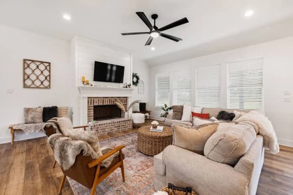 Cozy, sassy & fun! NEW modern farmhouse!!