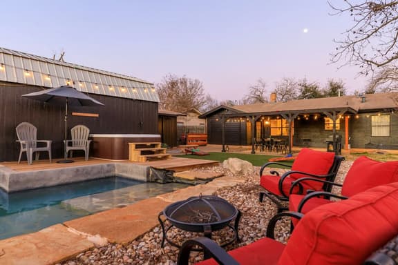 NEW "Haus In Schwarz" | Pool | Hot Tub | Bohemian